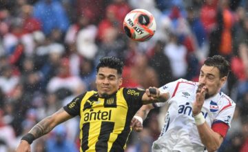 Jugadores de Peñarol y Nacional durante un clásico del fútbol uruguayo disputado en el Estadio Campeón del Siglo.