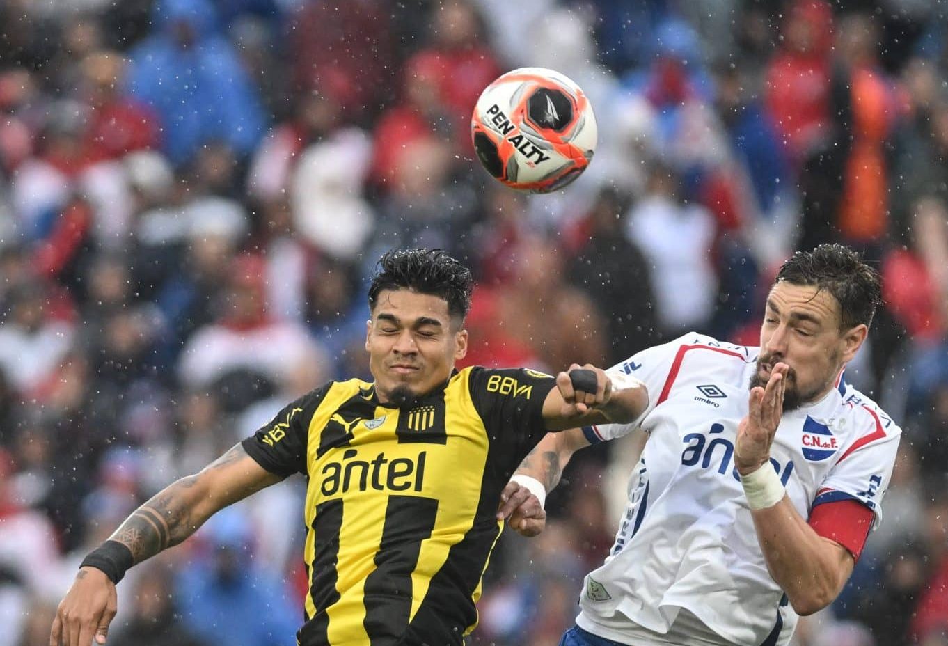 Jugadores de Peñarol y Nacional durante un clásico del fútbol uruguayo disputado en el Estadio Campeón del Siglo.