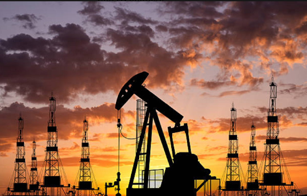 Buque petrolero navegando por vías marítimas en medio de la caída del precio del petróleo global