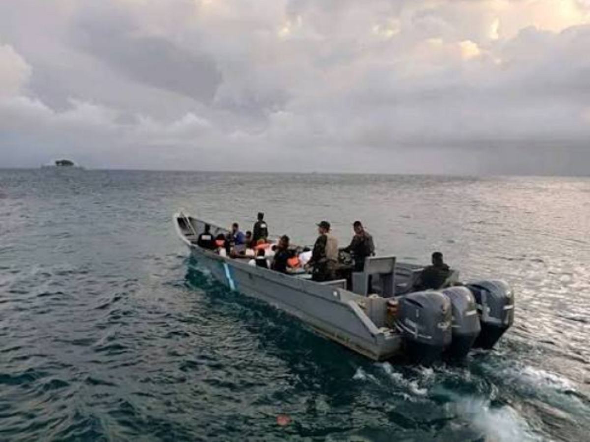 Efectivos navales realizan tareas de patrullaje tras el hallazgo del cuerpo de un tripulante en la bahía de Montevideo.