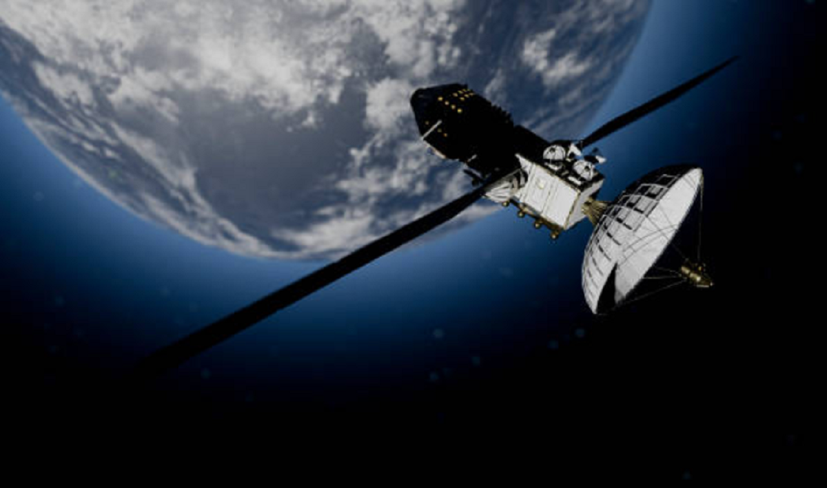 Ilustración espacial que muestra que la NASA envió una nave para salvar un telescopio en órbita