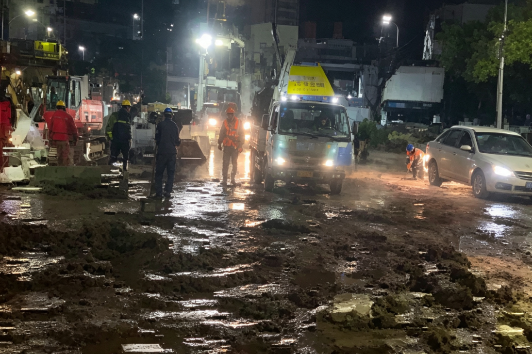 Calle anegada en el conurbano bonaerense graficando el caos por el temporal en Buenos Aires