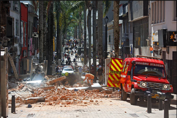 Temblor de 7.4 en Colombia causa daños en edificaciones de Cali y Manizales.