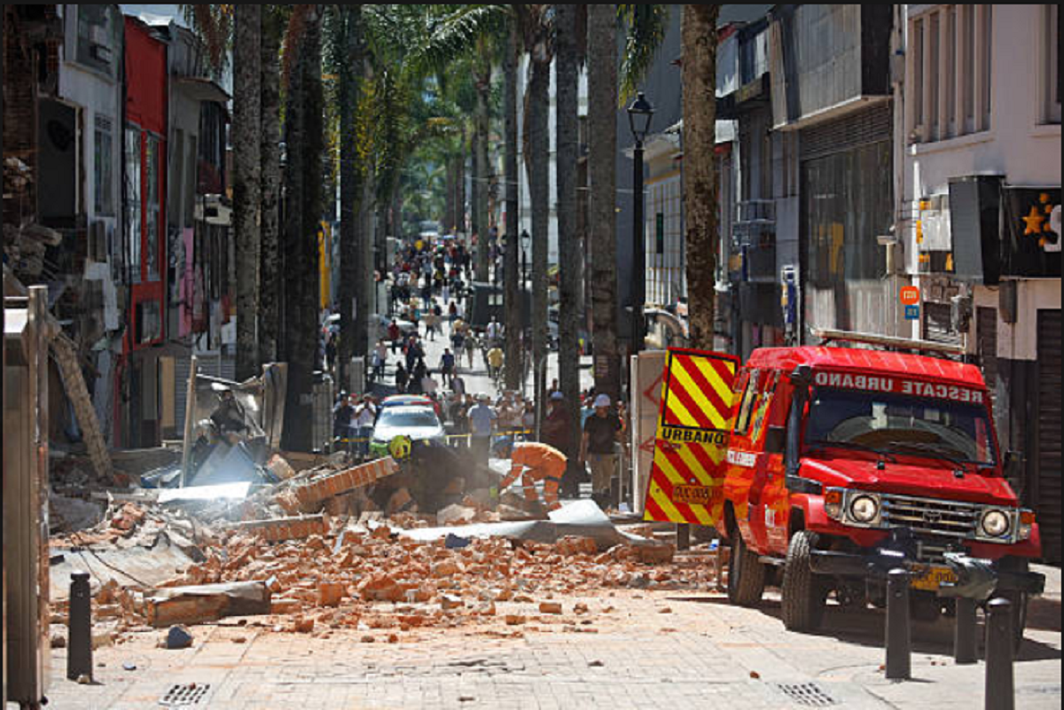 Temblor de 7.4 en Colombia causa daños en edificaciones de Cali y Manizales.