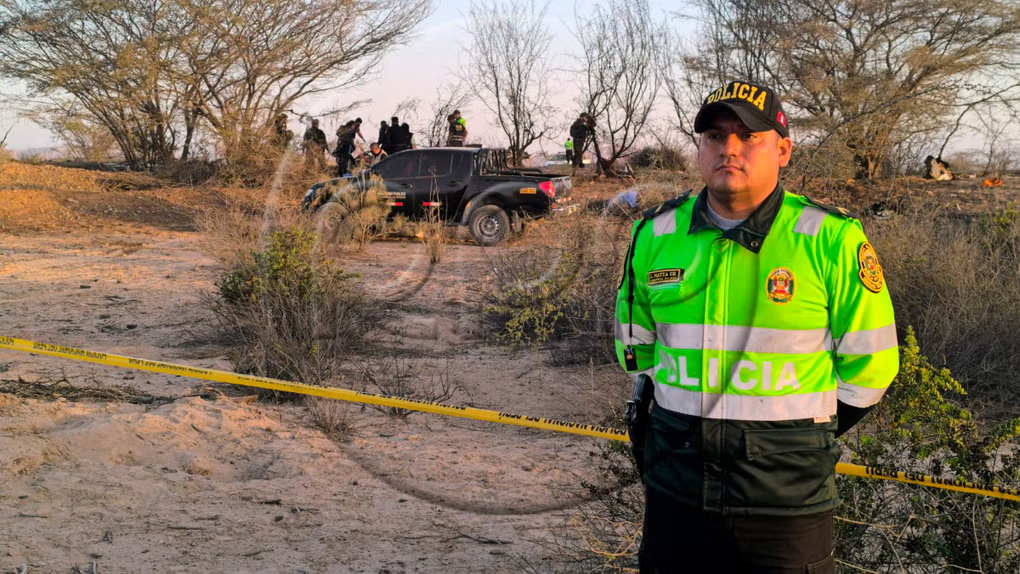 Restos quemados de la aeronave accidentada tras el accidente de avioneta en Nasca en el sector Pueblo Viejo