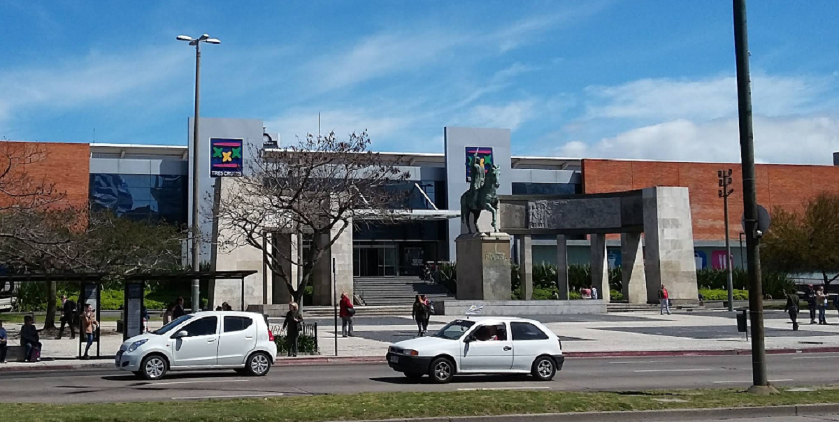 Móviles policiales en la zona donde se investiga un femicidio en Tres Cruces en Montevideo