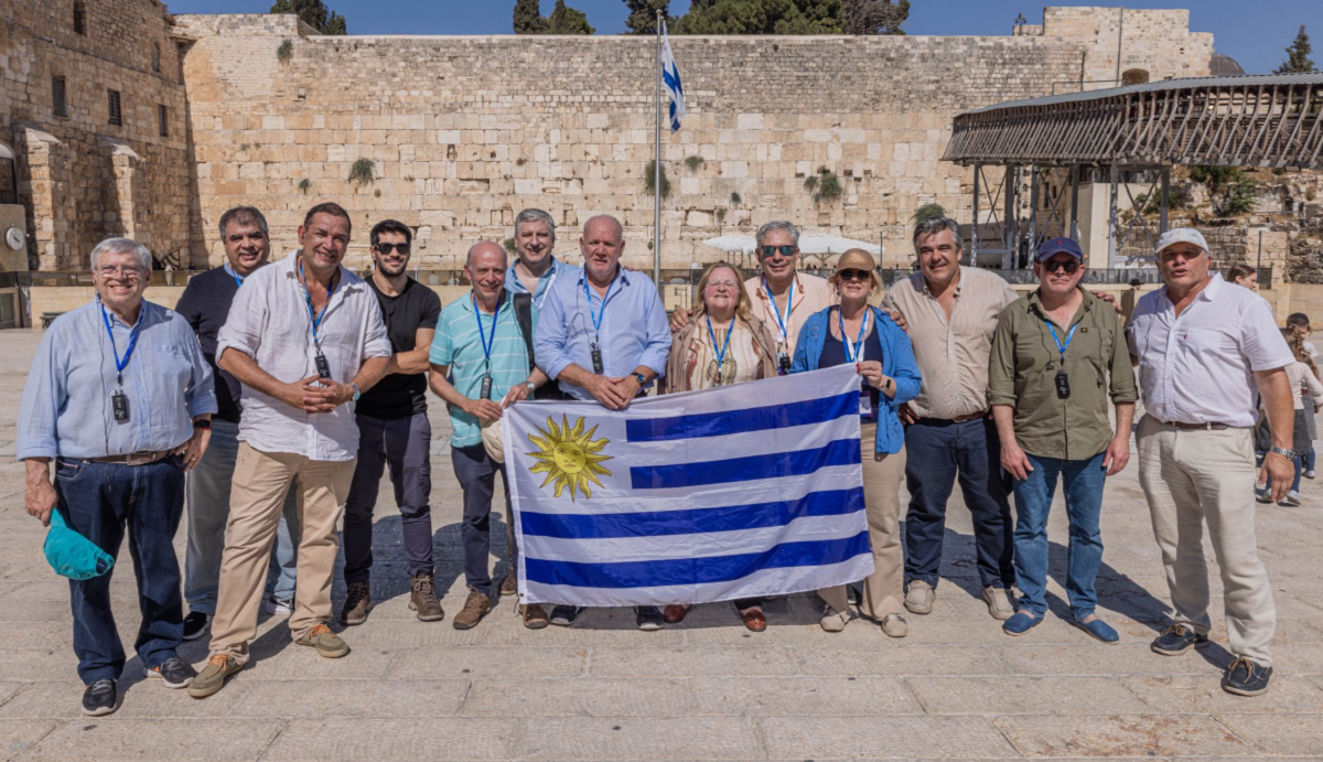 Los viajes a Israel de legisladores uruguayos generan controversia política en el Parlamento.