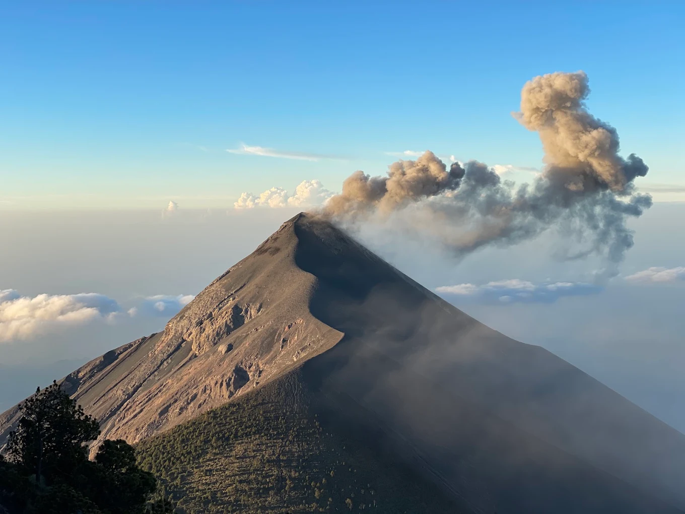 Erupción nocturna y expulsión de lava incandescente en el cráter del Volcán de Fuego en Escuintla Guatemala