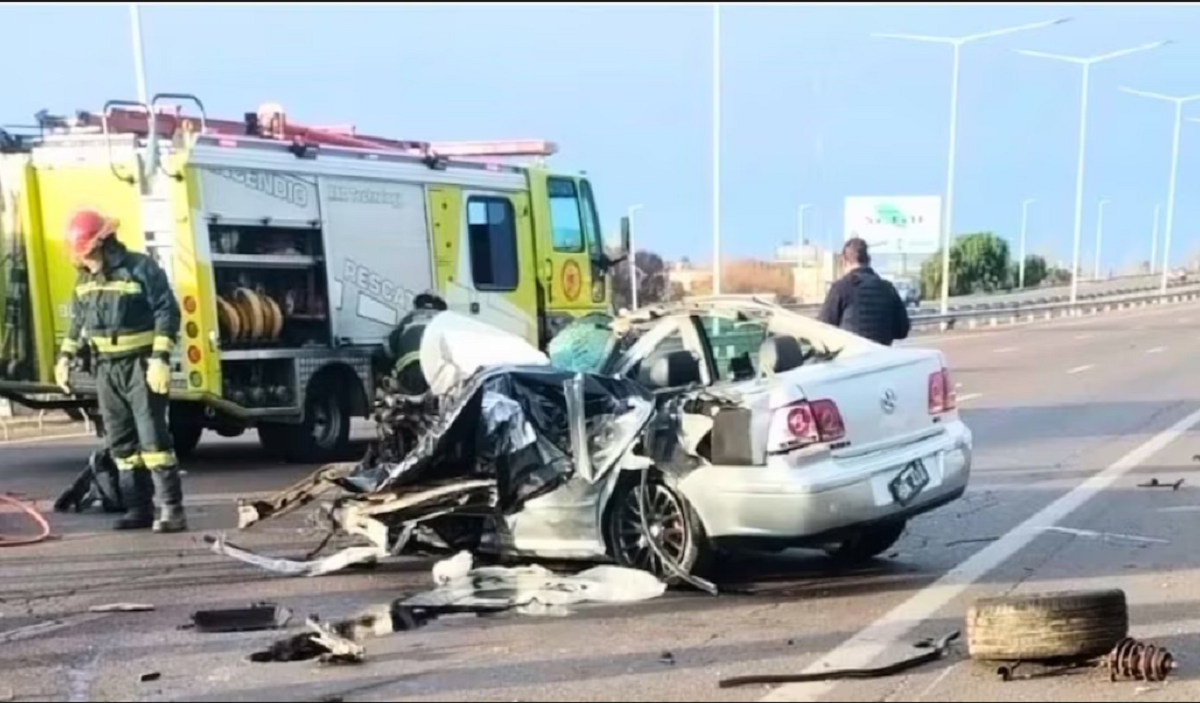 Personal policial perita el vehículo destruido tras el accidente fatal en Mendoza, Argentina