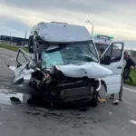 Músicos de la banda La Nueva Historia sufren choque en la ruta 5 3 El vehículo liviano sufrió severas deformaciones en su parte delantera tras impactar con el camión.