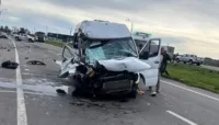El vehículo liviano sufrió severas deformaciones en su parte delantera tras impactar con el camión.