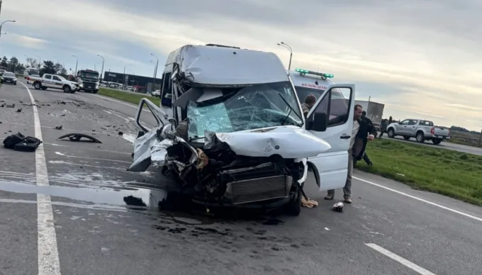 El vehículo liviano sufrió severas deformaciones en su parte delantera tras impactar con el camión.