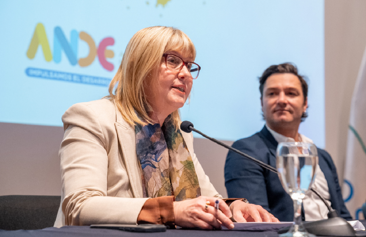 Ministra de Salud Pública Cristina Lustemberg junto a autoridades nacionales