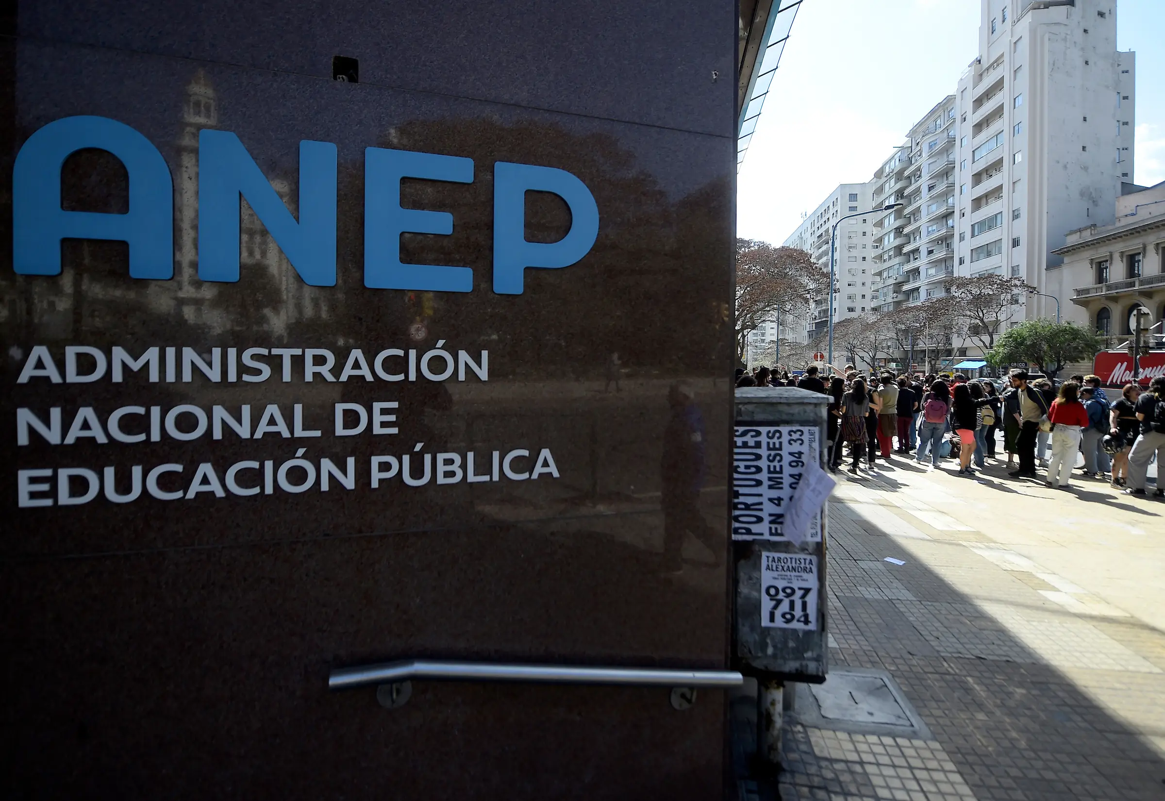 Foto del edificio administrativo donde un maestro agredió físicamente a otra docente y un funcionario en Montevideo Oeste.