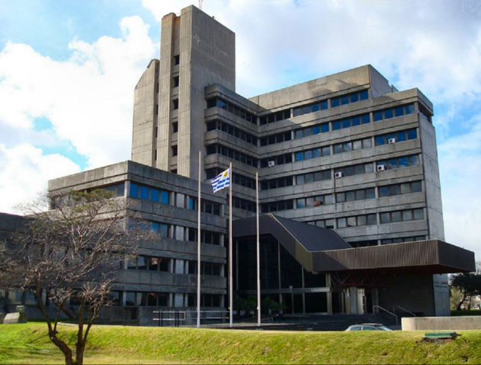 Fachada de la sede central vinculada al despido abusivo en ASSE en el hospital de Pando.