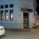Vista frontal del edificio bancario durante la investigación policial tras el asalto al BROU de Pando.