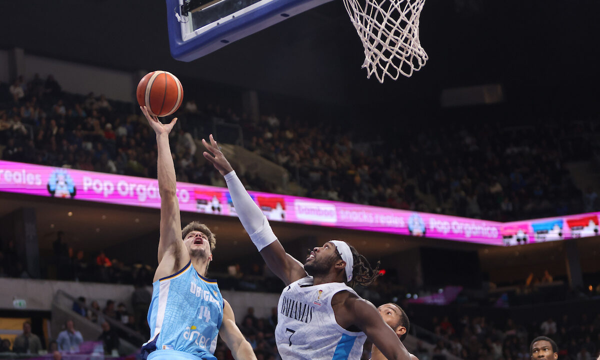 Jugadores de la selección uruguaya de básquetbol en la cancha