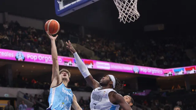 Jugadores de la selección uruguaya de básquetbol en la cancha