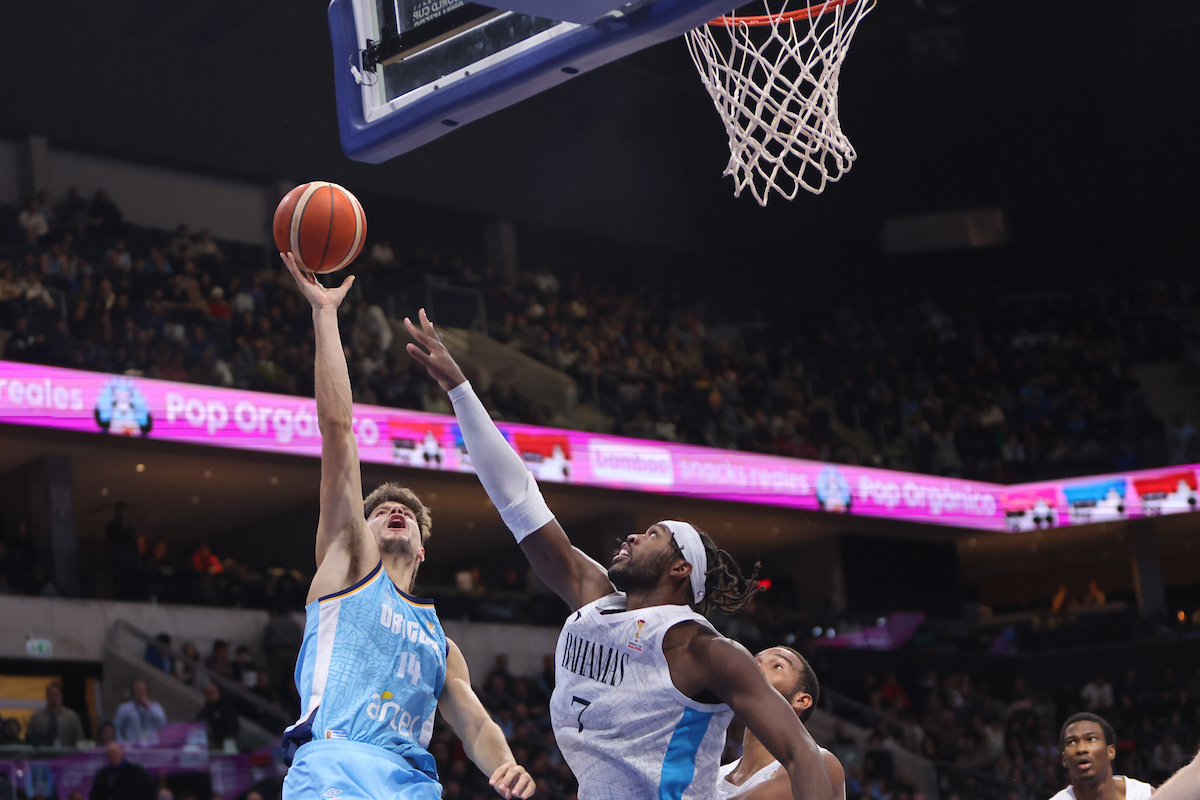 Jugadores de la selección uruguaya de básquetbol en la cancha