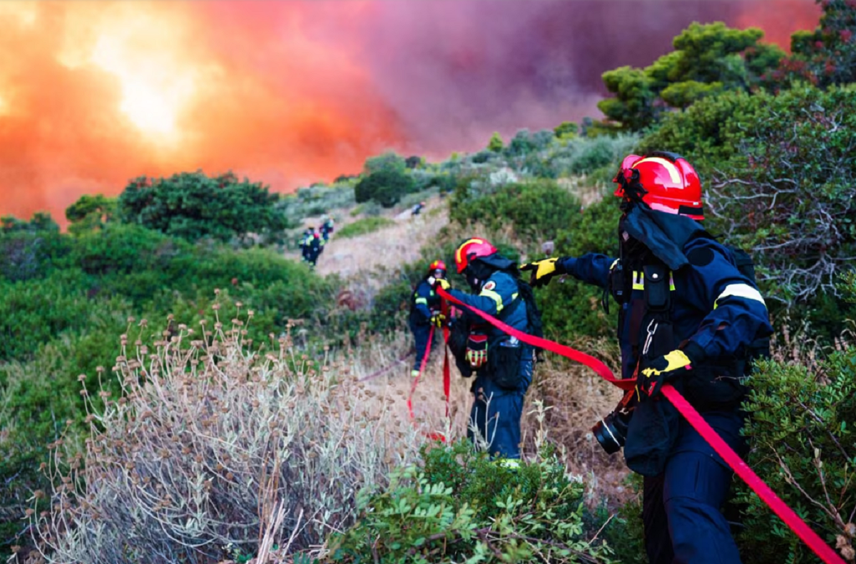Rescatistas acuden a la zona donde ocurrió el choque de helicópteros en Grecia durante los incendios