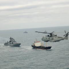 Destructor HMS Duncan navegando para monitorear buques rusos en aguas británicas.