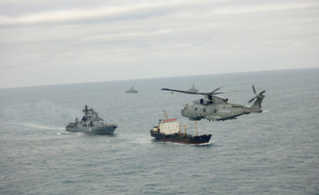 Destructor HMS Duncan navegando para monitorear buques rusos en aguas británicas.