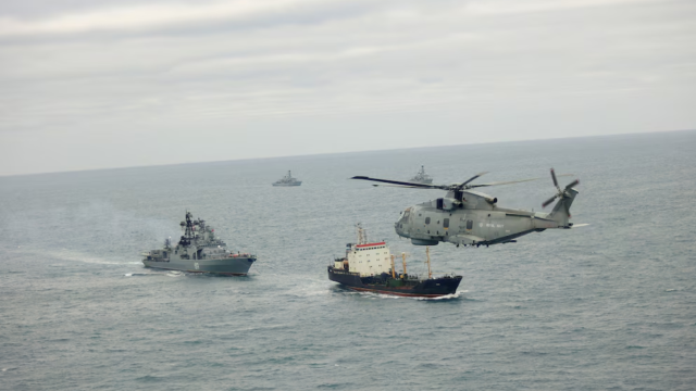 Destructor HMS Duncan navegando para monitorear buques rusos en aguas británicas.
