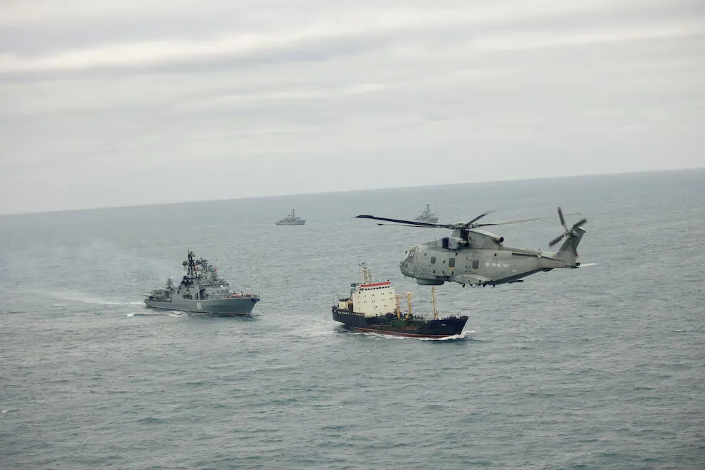 Destructor HMS Duncan navegando para monitorear buques rusos en aguas británicas.