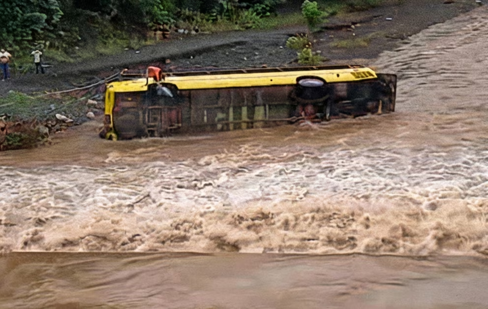 Un bus arrastrado por río permanece volcado en el cruce de El Estor tras fuertes lluvias.
