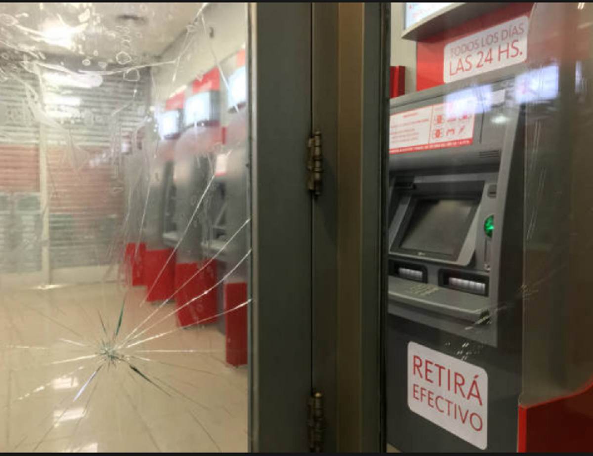 Fachada destruida tras el ataque al cajero automático en 18 de Mayo