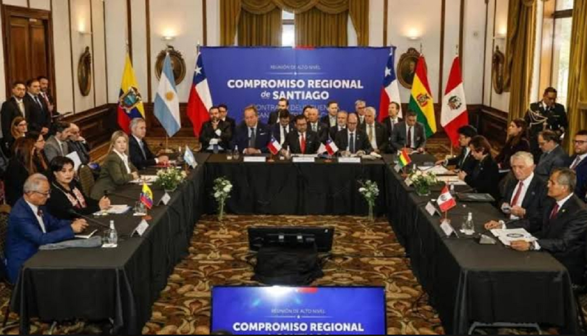 Banderas oficiales de Bolivia y Chile en un evento diplomático de seguridad.