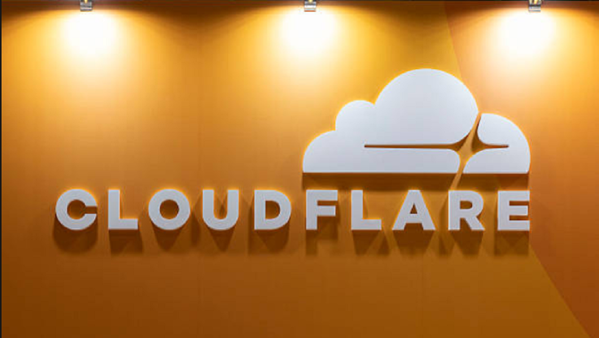 Interfaz de ciberseguridad de Cloudflare analizando tráfico web en tiempo real.