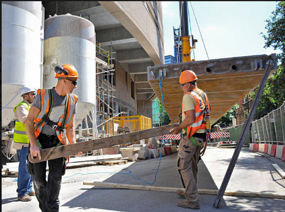 Trabajadores en una obra edificada bajo los nuevos beneficios del preacuerdo en la construcción