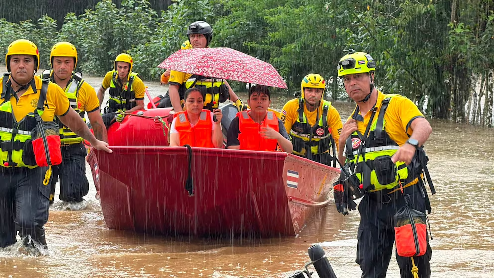 Camiones trasladan suministros por carretera afectada por inundaciones en Costa Rica en Talamanca