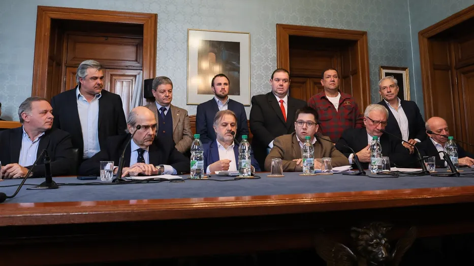 Conferencia de prensa de la coalición anunciando la denuncia penal contra Sandra Lazo
