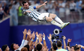 Rodrigo De Paul abraza a Lionel Messi durante un festejo con la camiseta de la Selección argentina.