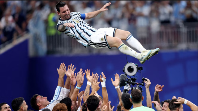 Rodrigo De Paul abraza a Lionel Messi durante un festejo con la camiseta de la Selección argentina.