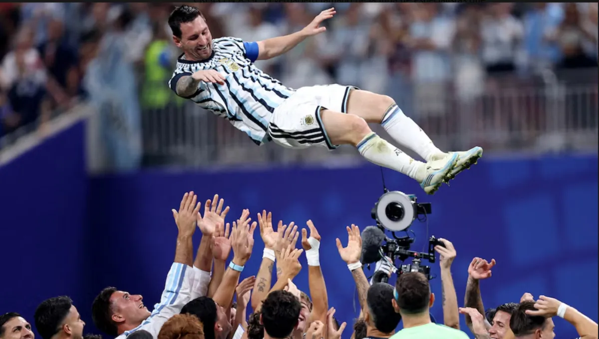 Rodrigo De Paul abraza a Lionel Messi durante un festejo con la camiseta de la Selección argentina.