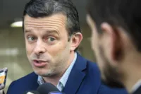 Álvaro Dastugue, Beraca y las denuncias que vuelven: preguntas pendientes detrás de las amenazas al diputado 5 Álvaro Dastugue, diputado del Partido Nacional, durante una actividad parlamentaria.