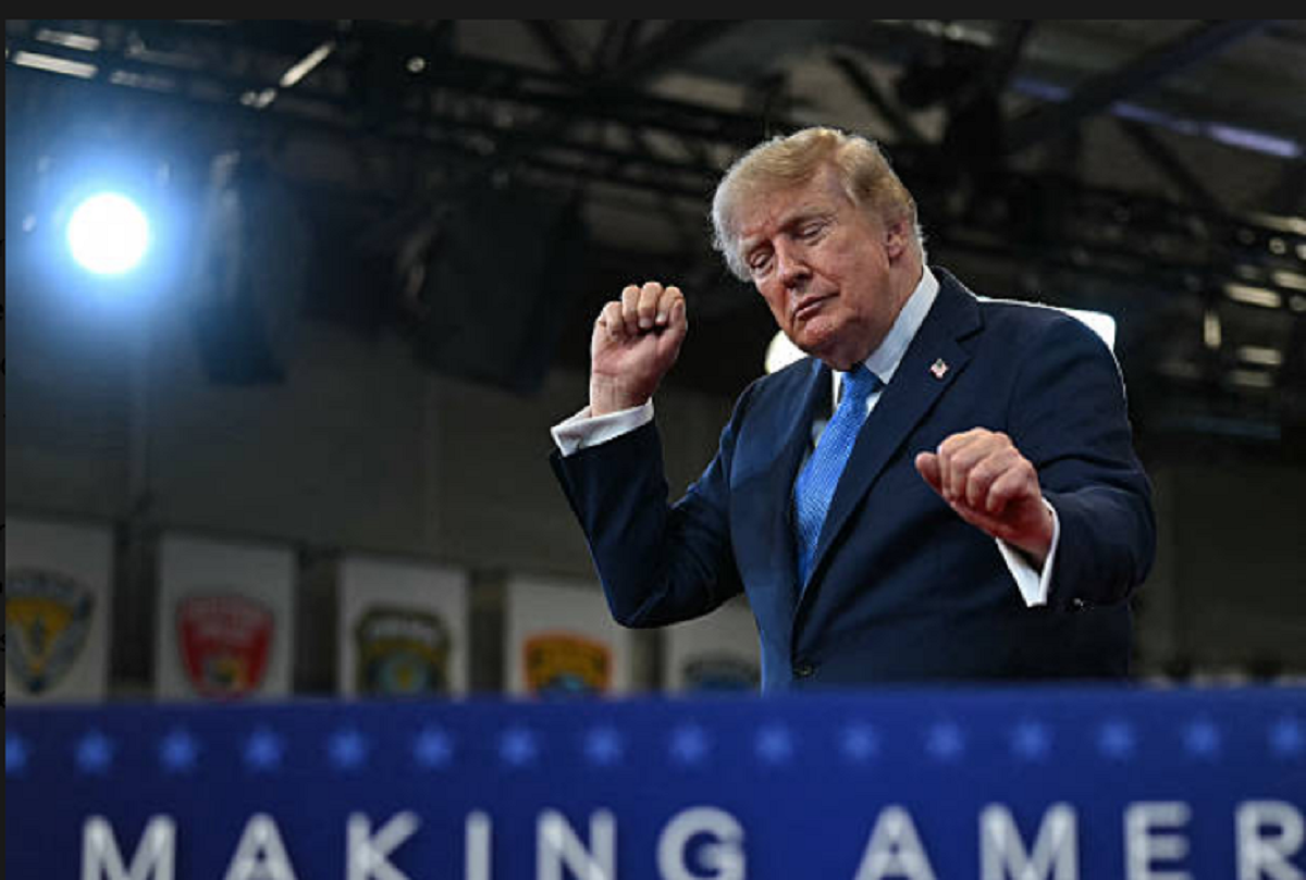 Donald Trump gestiona su mandato mientras críticos afirman que Trump vive en un mundo de fantasía.