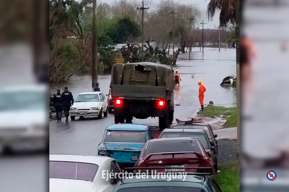 Río en crecida constante que genera alerta de evacuados por inundaciones en Uruguay