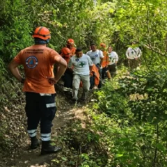 Socorristas auxiliando al senderista herido durante el rescate en el volcán El Boquerón.