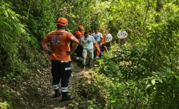 Socorristas auxiliando al senderista herido durante el rescate en el volcán El Boquerón.