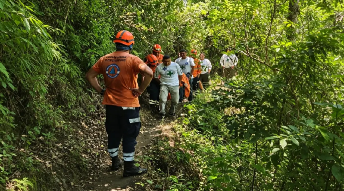 Socorristas auxiliando al senderista herido durante el rescate en el volcán El Boquerón.