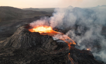 Erupción volcánica expulsando columnas de humo y ceniza que alteraron la interacción entre los océanos.