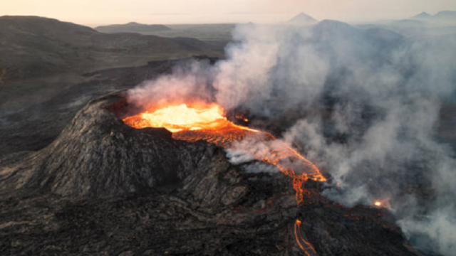 Erupción volcánica expulsando columnas de humo y ceniza que alteraron la interacción entre los océanos.