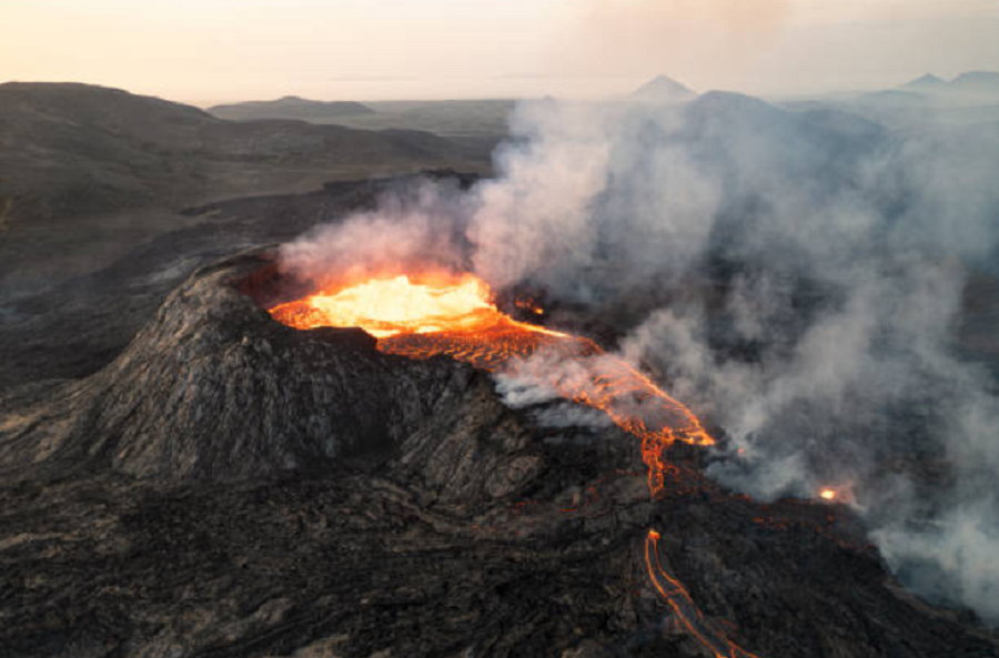 Erupción volcánica expulsando columnas de humo y ceniza que alteraron la interacción entre los océanos.