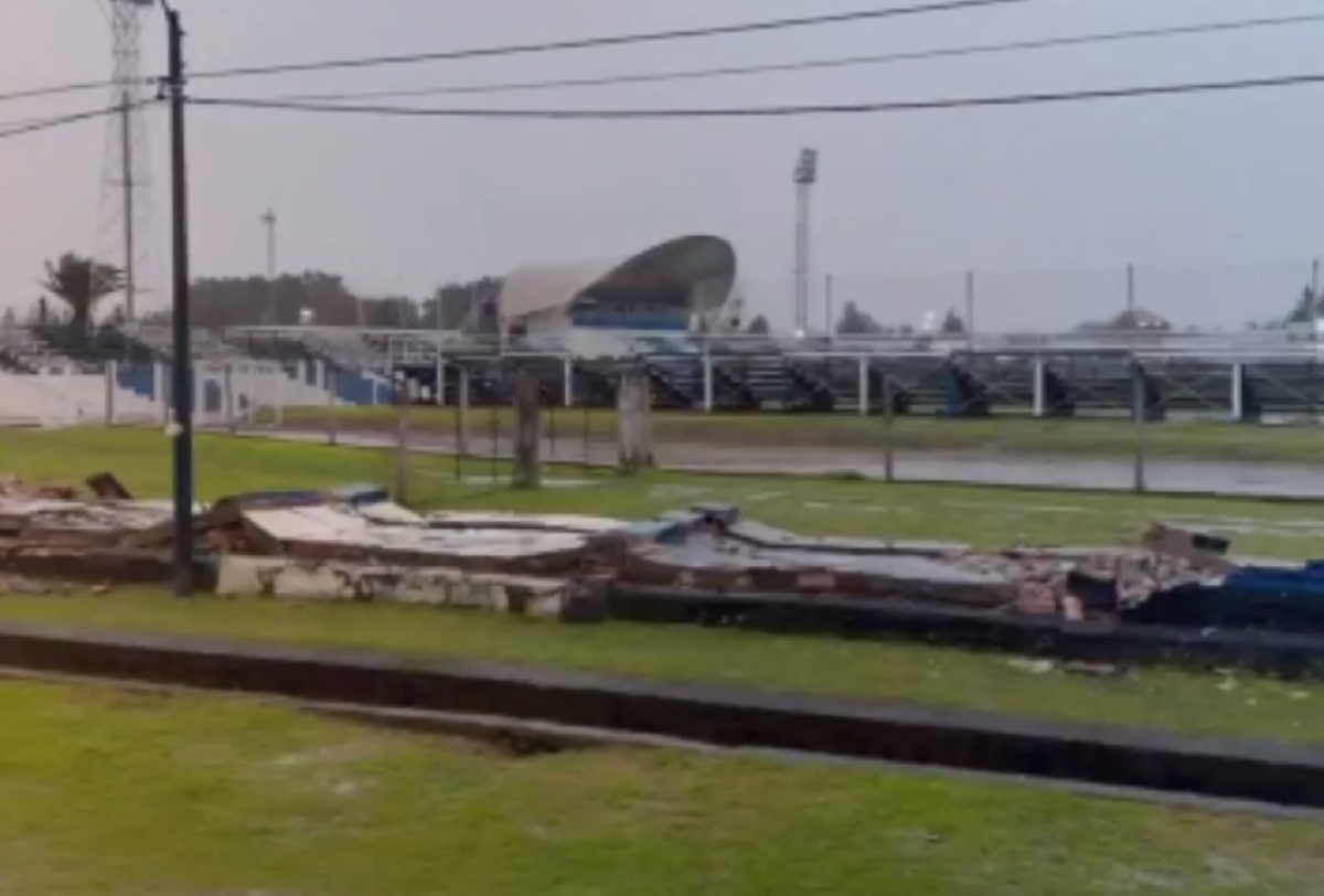 Un temporal de viento y lluvias causó destrozos materiales en comercios y edificios de Minas.