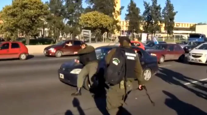 Despliegue del gendarme carancho que simulo ser atropellado sobre la Panamericana