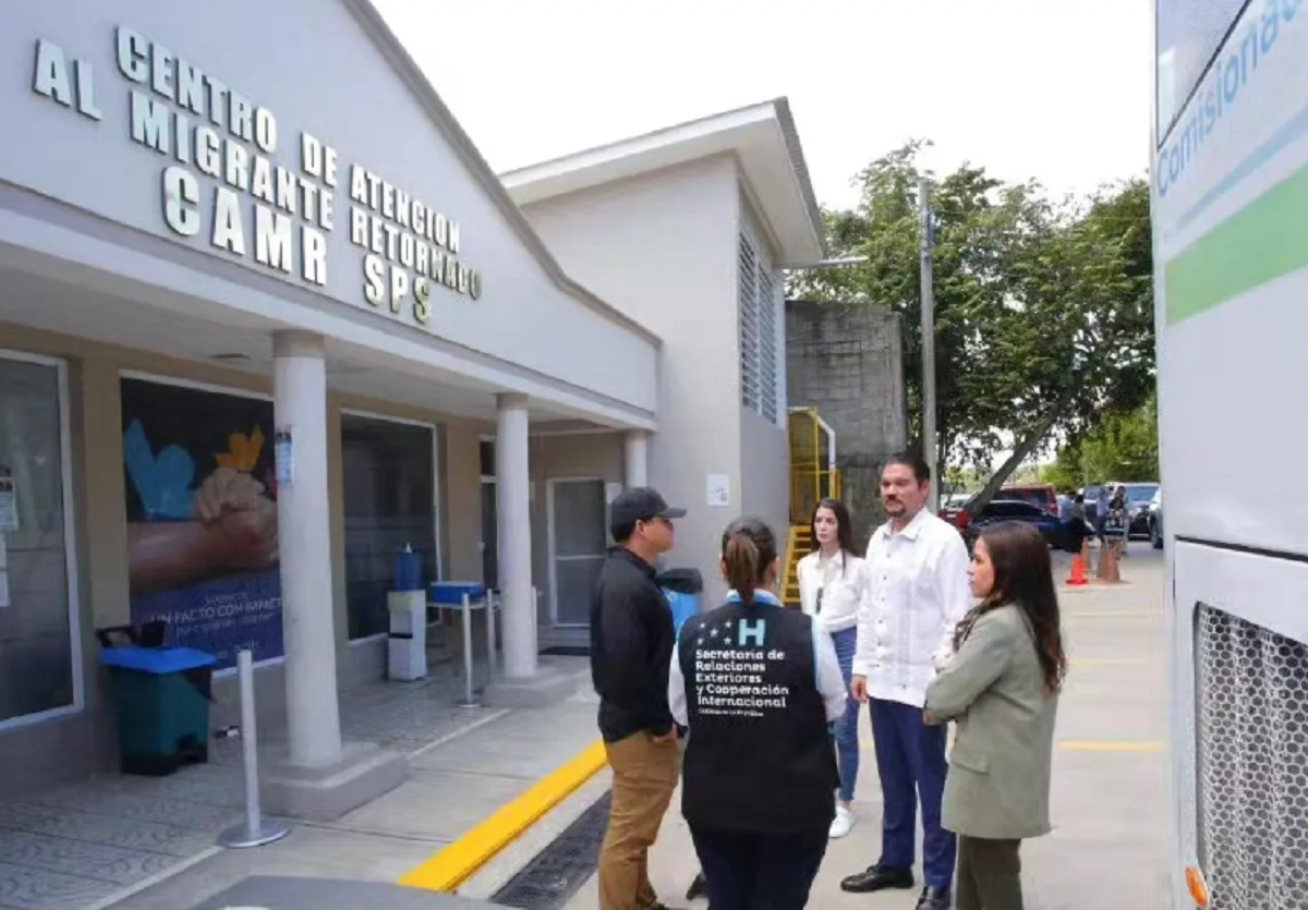Equipaje y documentación de viaje sobre una mesa durante procesos migratorios.